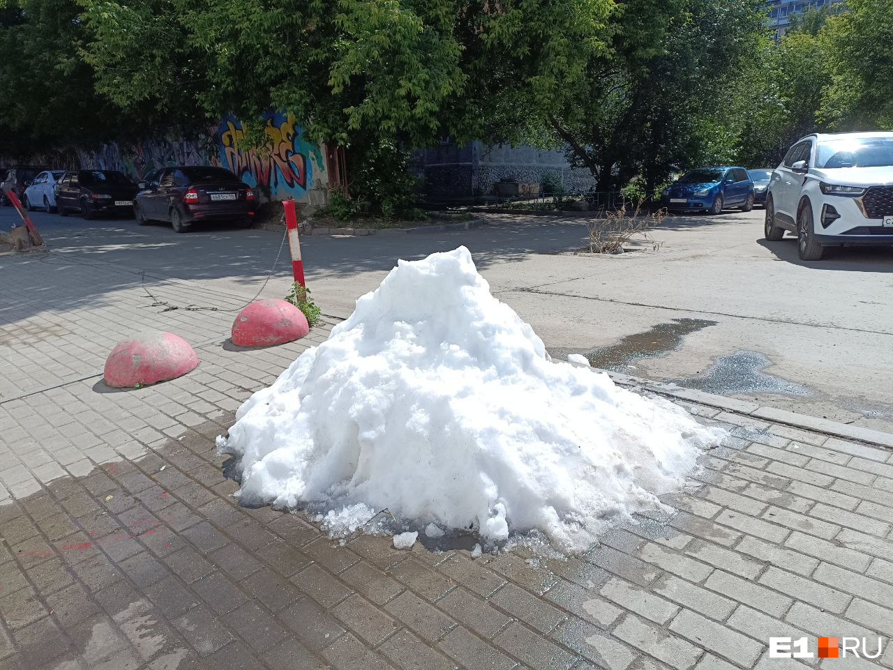 «Снег исключительной чистоты»: в центре Екатеринбурга в начале июня появились сугробы