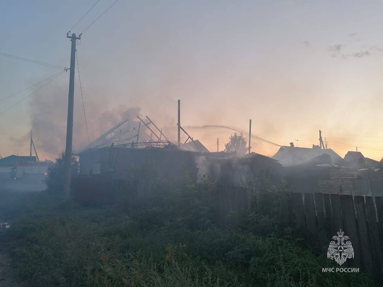 Дом с четырьмя детьми загорелся в Новосибирской области — почему начался пожар