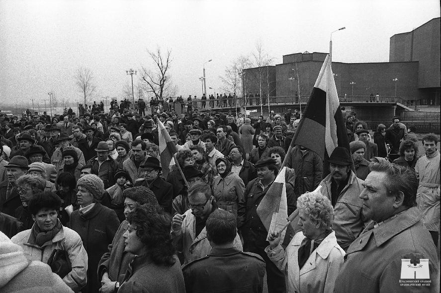 1991 год, площадь Мира у пешеходного моста к музейному центру. Митинг Демократической партии России