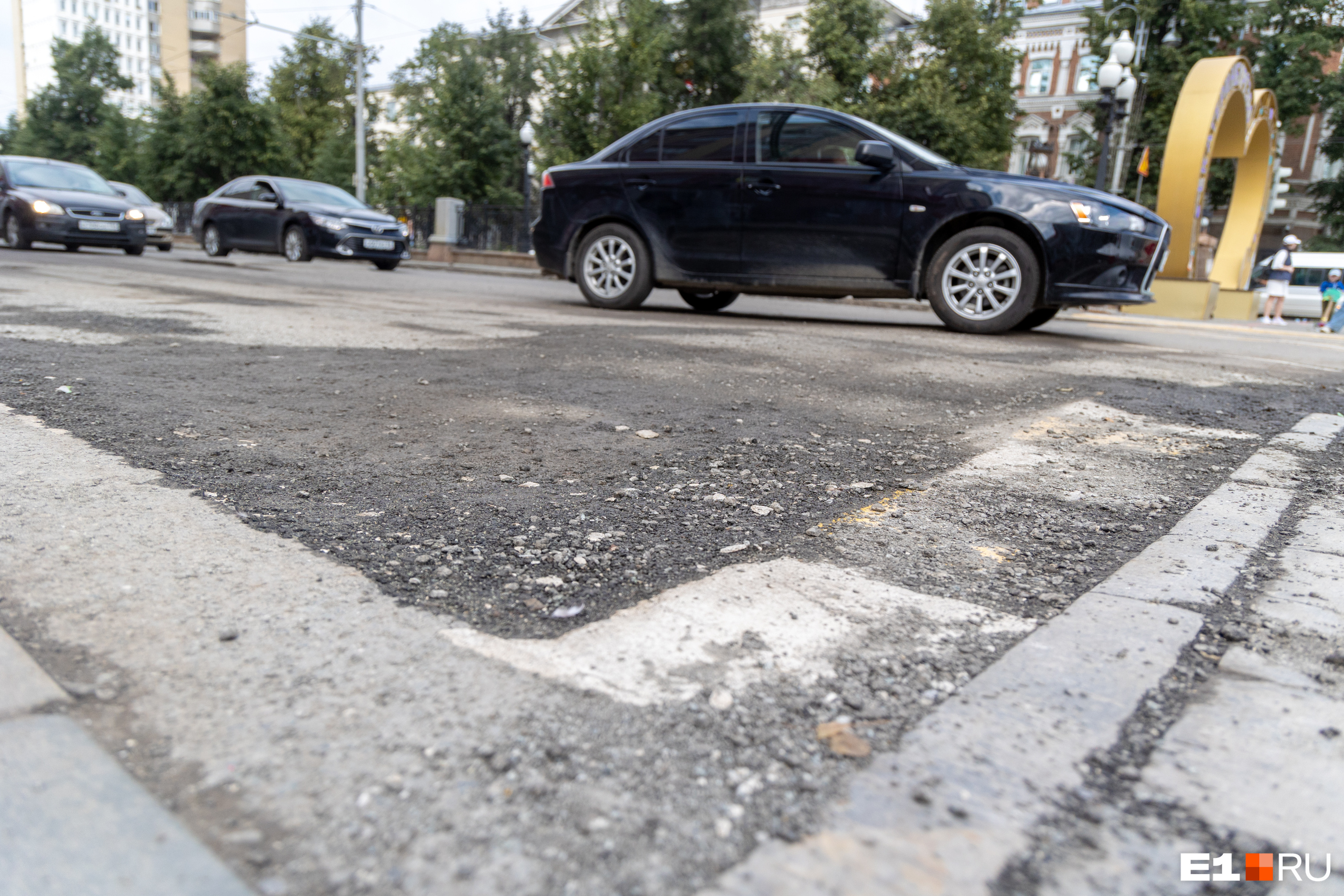 В центре Екатеринбурга, где были жуткие колеи на дорогах, полностью содрали асфальт