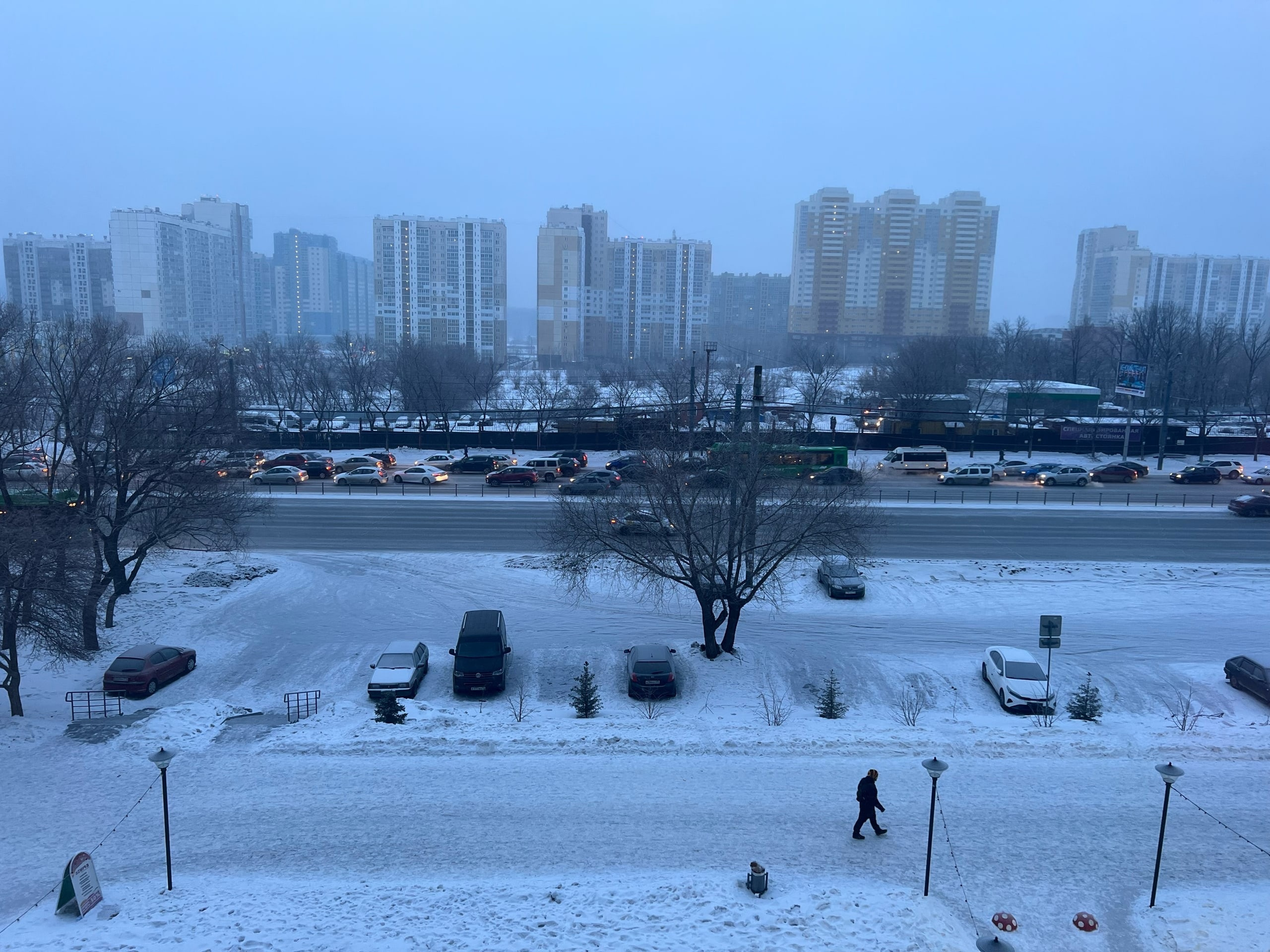 Перекресток Кашириных Молодогвардейцев. Перекресток Кашириных Молодогвардейцев 1990. Пробка снег Челябинск. Старые фото улицы братьев Кашириных.