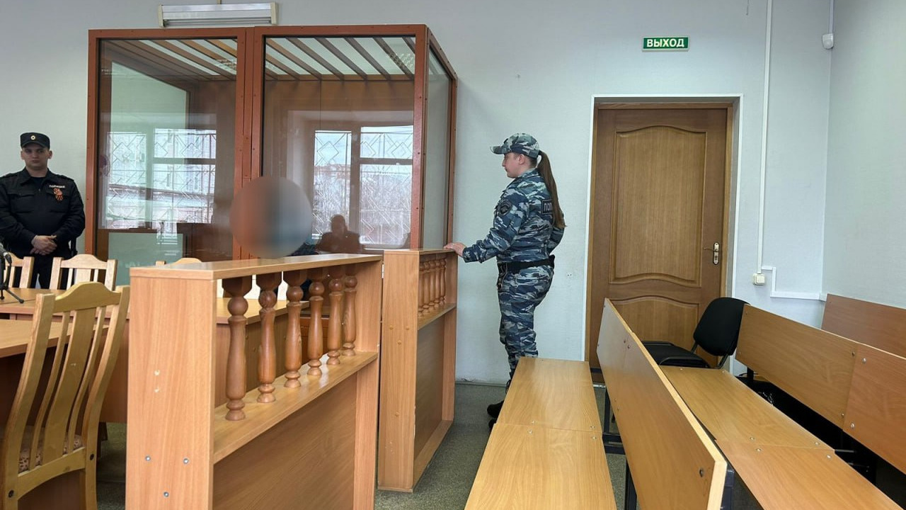 Забрал ребенка из туалета ТЦ и унес умирать в лес: молодого отца из Архангельска взяли под стражу