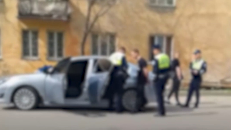 «Положили на асфальт и надели наручники»: новосибирец на Subaru пытался скрыться от полицейских