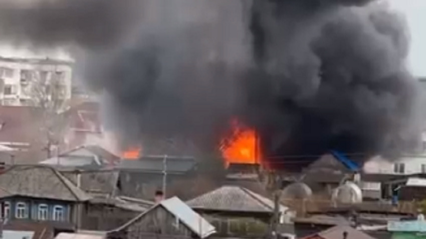 Два человека пострадали в крупном пожаре на Урале. Из-за ветра пламя быстро распространяется