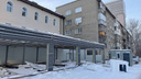 Правила не писаны: в Новосибирске в метре от окон жилого дома растет непонятный павильон — у властей претензий к стройке нет