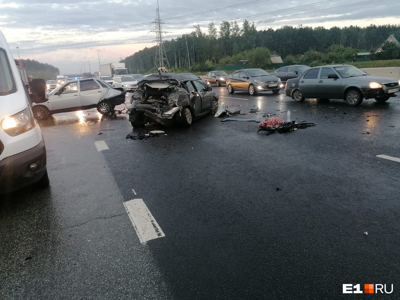 Момент аварии с грузовиком "Пятерочки" на Кольцовском тракте попа...