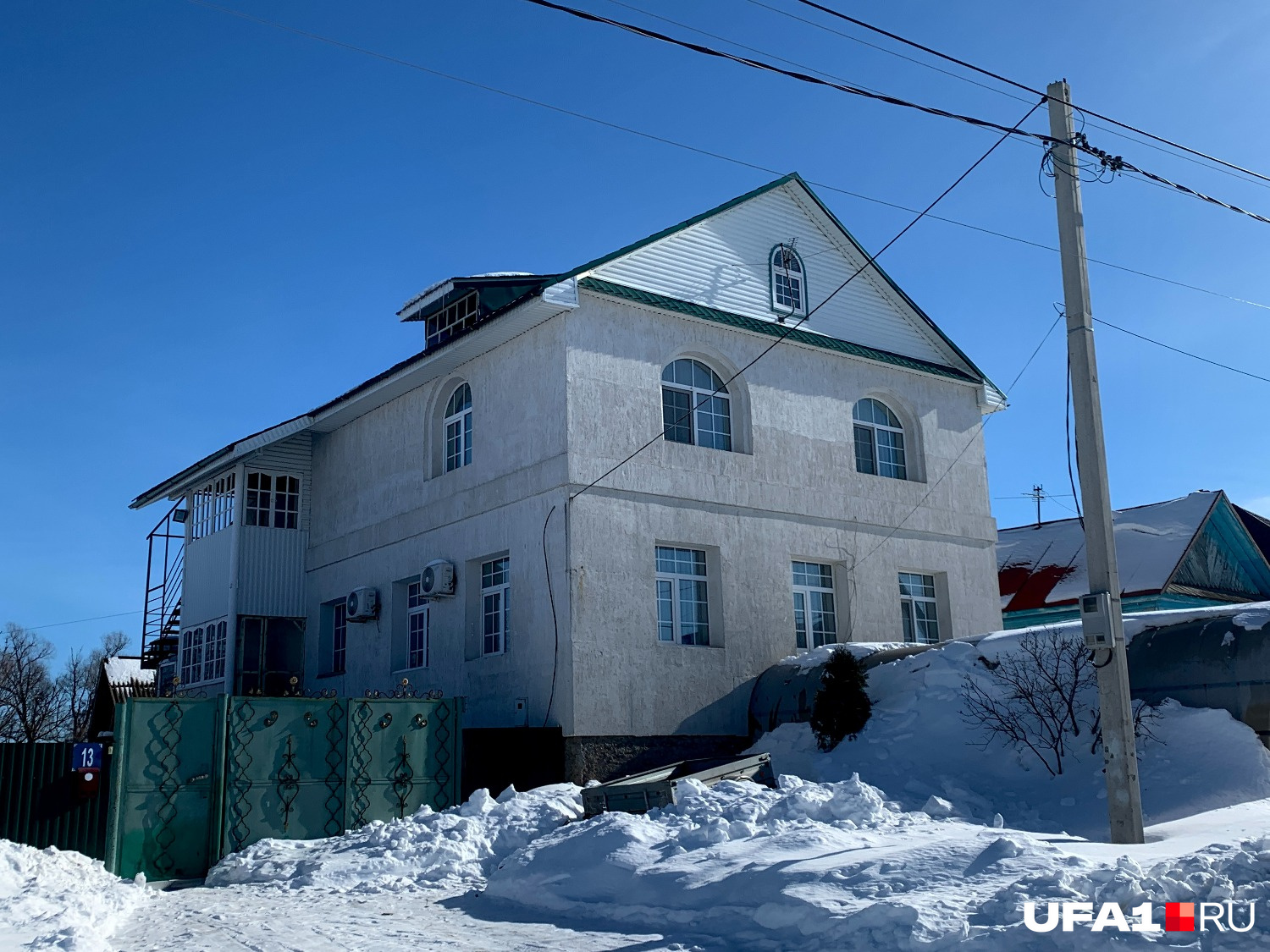 Два этажа плюс чердак, который тоже можно сделать отдельным этажом