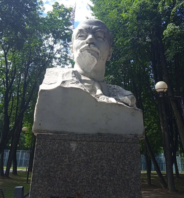 В Звенигороде разбили бюст Сталина кувалдой, Ленину снесли бороду. Завели дело о вандализме