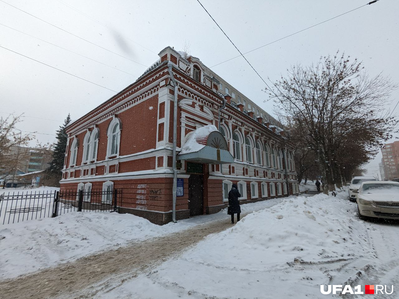 По словам Радия Хабирова, сейчас там протекает крыша и требуется ремонт