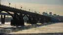 Грузовикам запретили ездить по Октябрьскому мосту в Новосибирске — с чем это связано