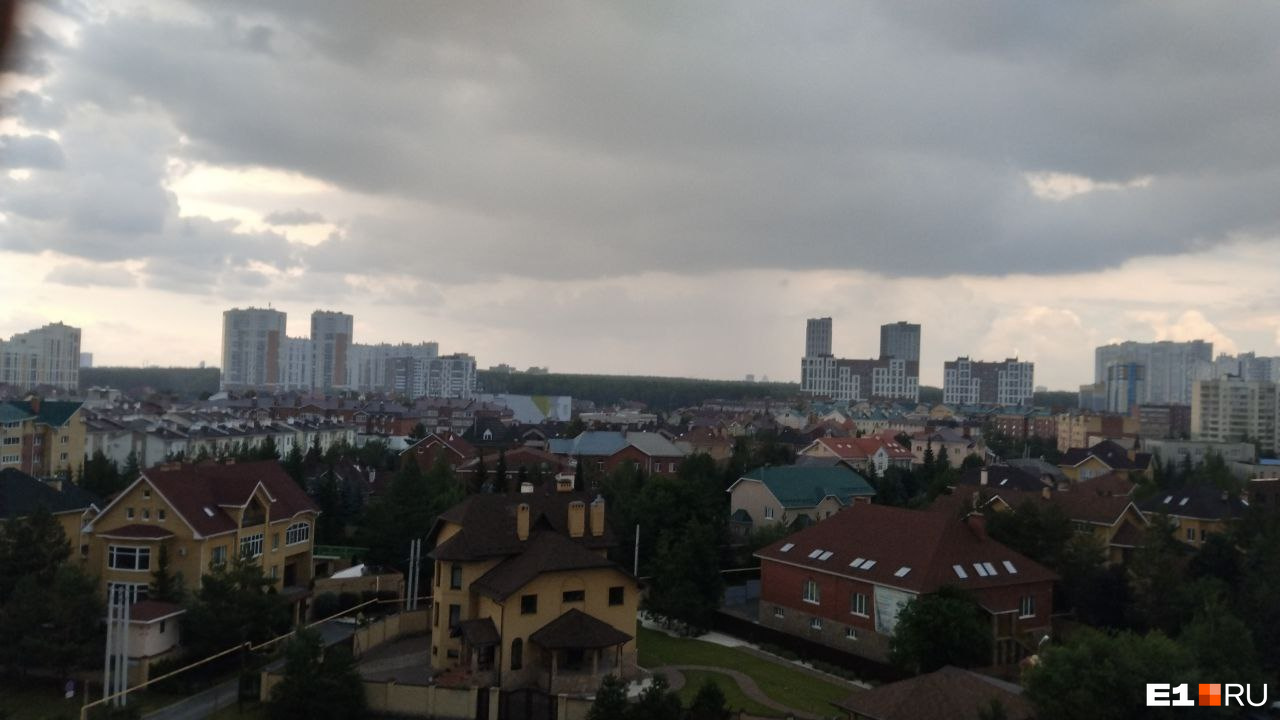 Вокруг гремит: Екатеринбург накрыл проливной дождь с грозой