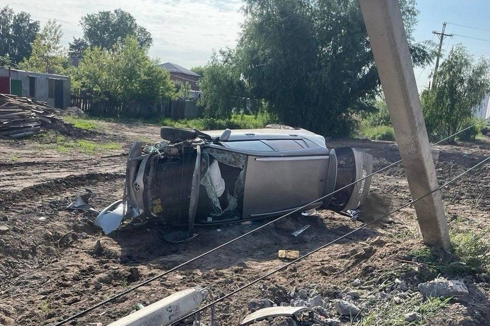 В Омске «Тойота» влетела в опору ЛЭП. Погиб водитель
