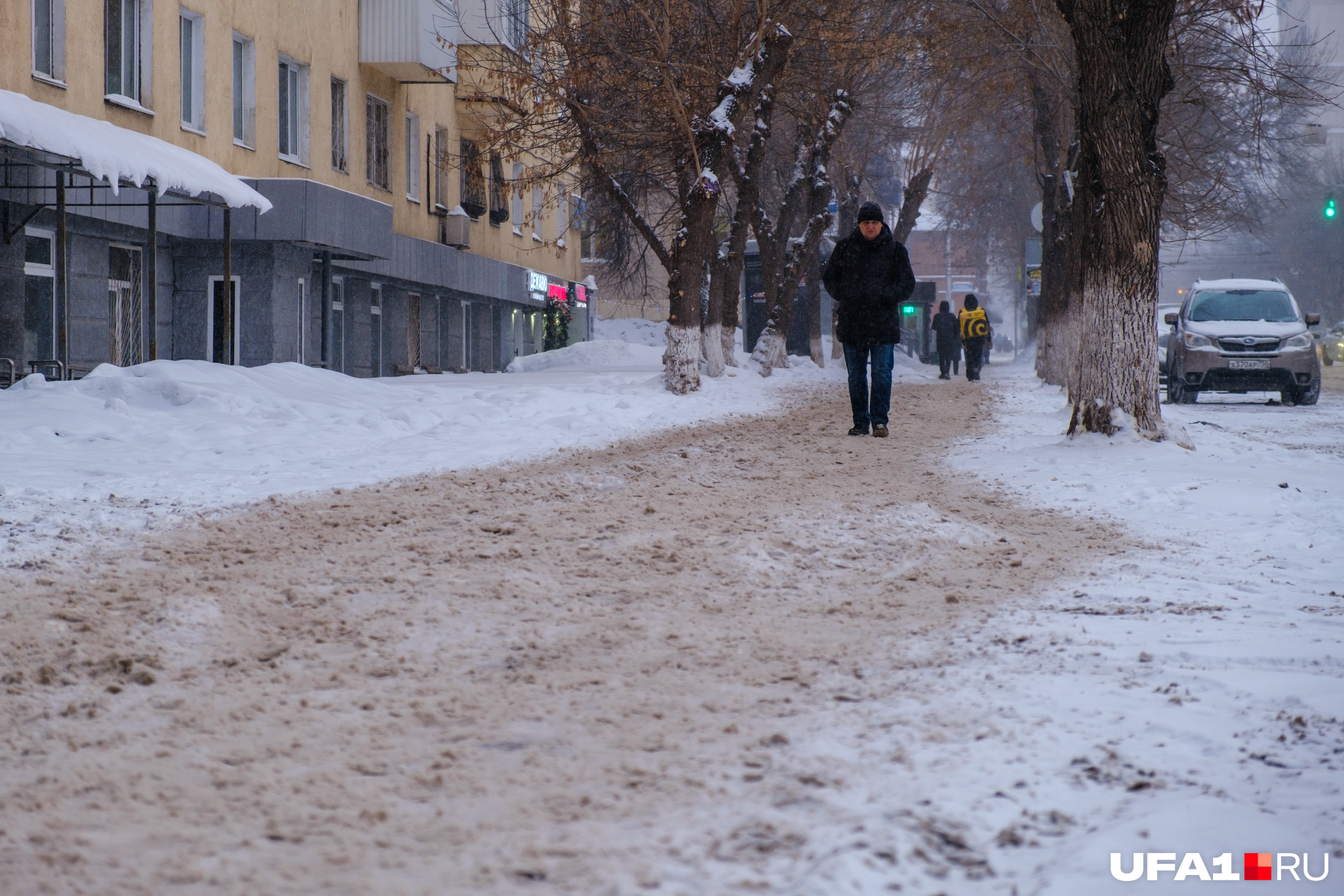 На такой каше и упасть можно, не увидев лед