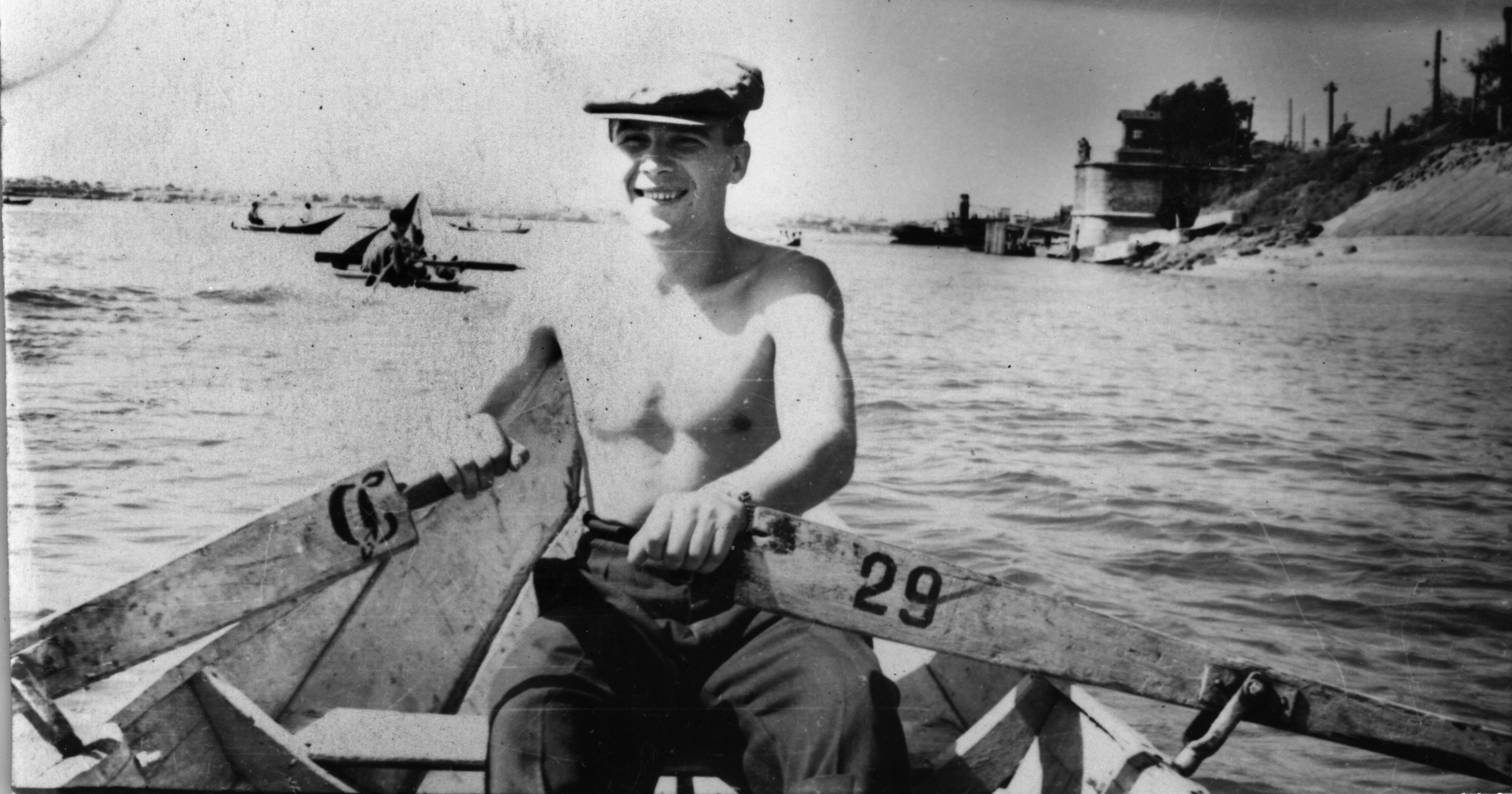 В 1955 году лодку можно было взять напрокат и поплавать на Иртыше, как сделал этот улыбчивый молодой человек