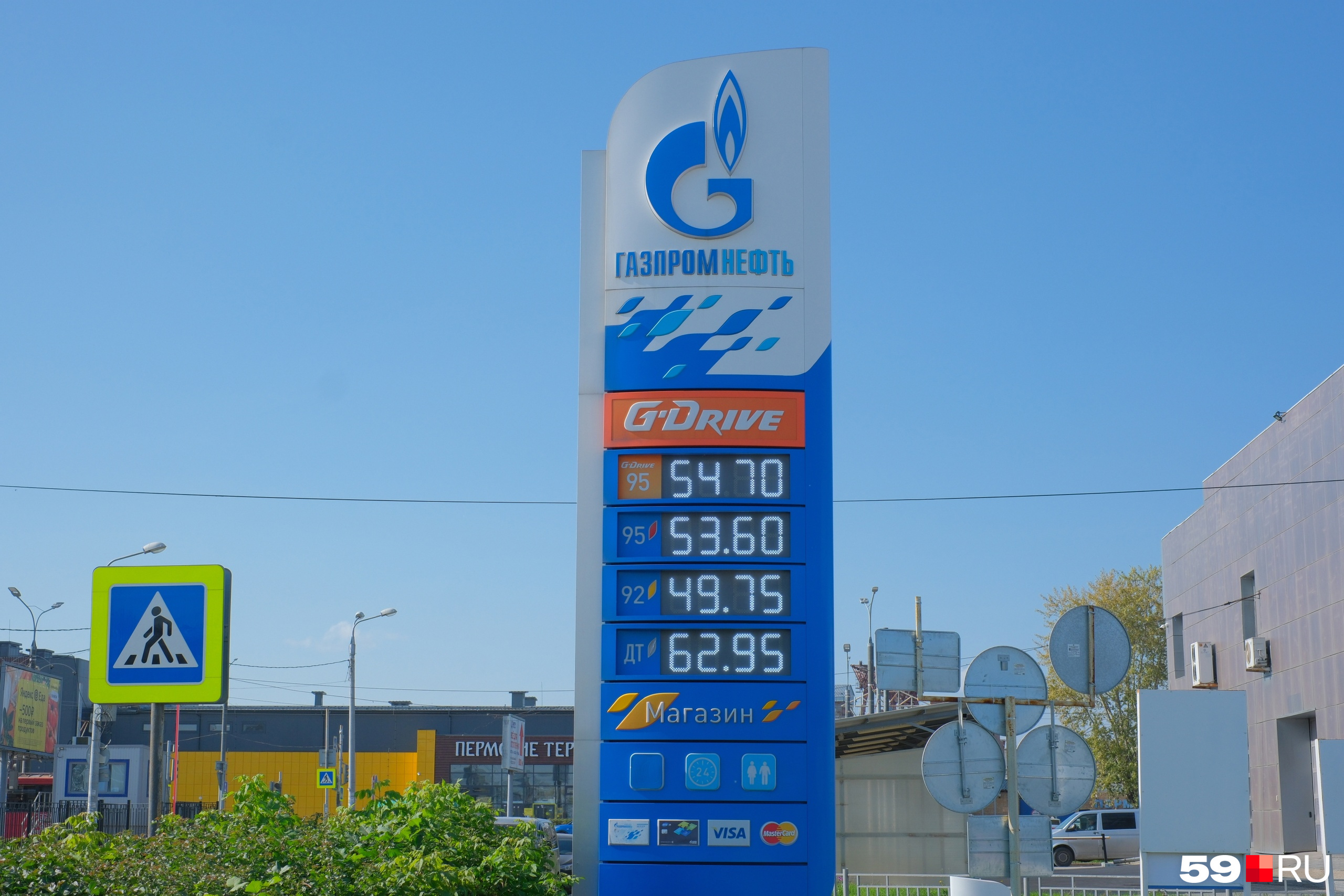 Кажется, здесь цены на бензин чуть меньше, чем на других заправках по соседству