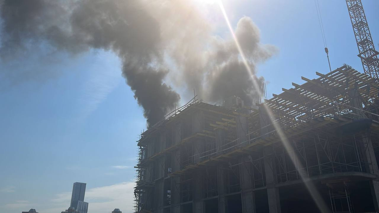 Видео пожара в строящемся ЖК Victory Park на улице Братьев Фонченко в  Москве - 27 апреля 2023 - ФОНТАНКА.ру