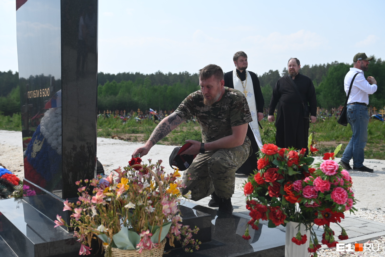 Участники автопробега возложили цветы на могилы