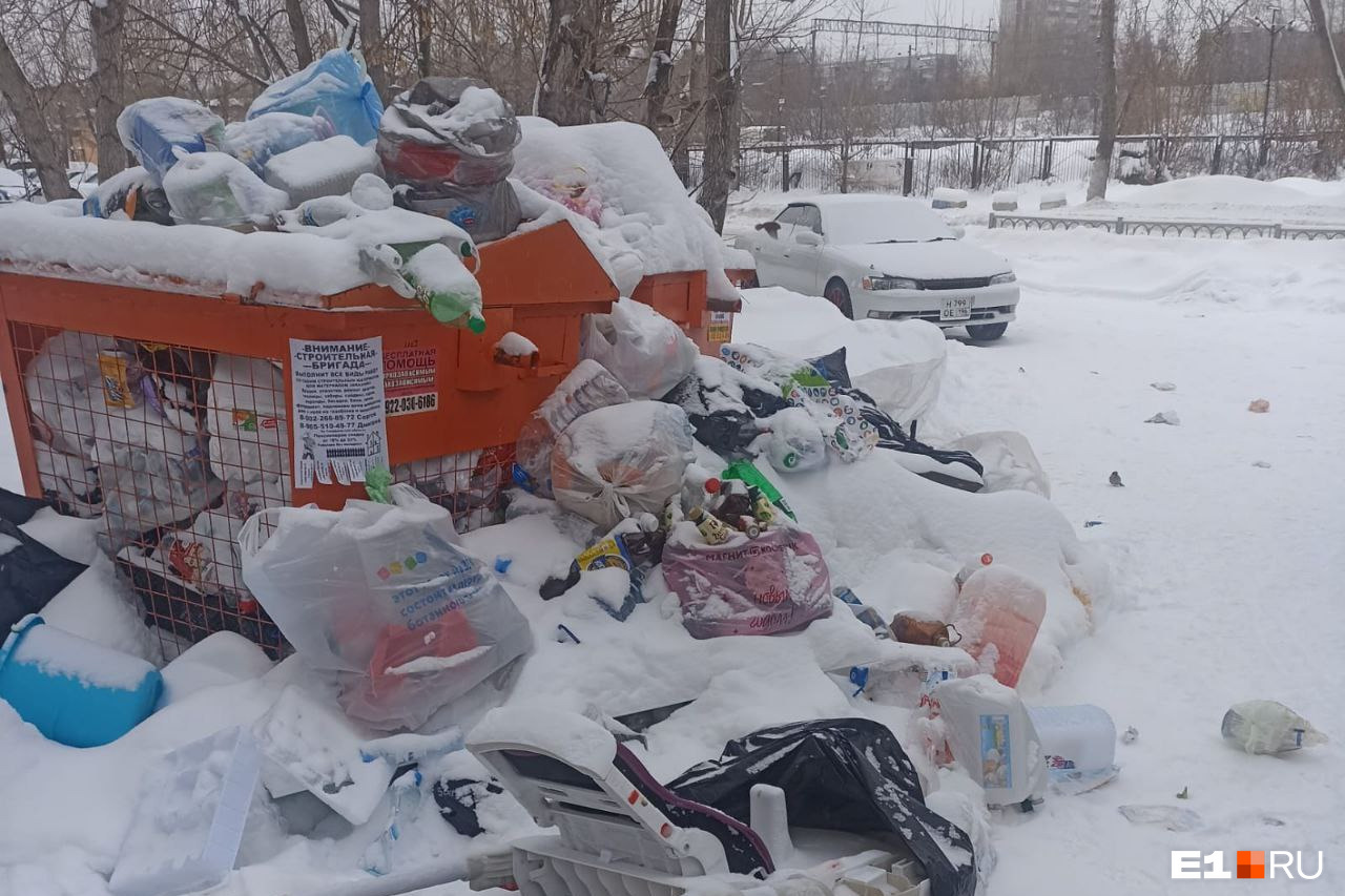 «Платим за вывоз исправно, а куда пропали мусоровозы?»: екатеринбуржцы пожаловались на переполненные помойки