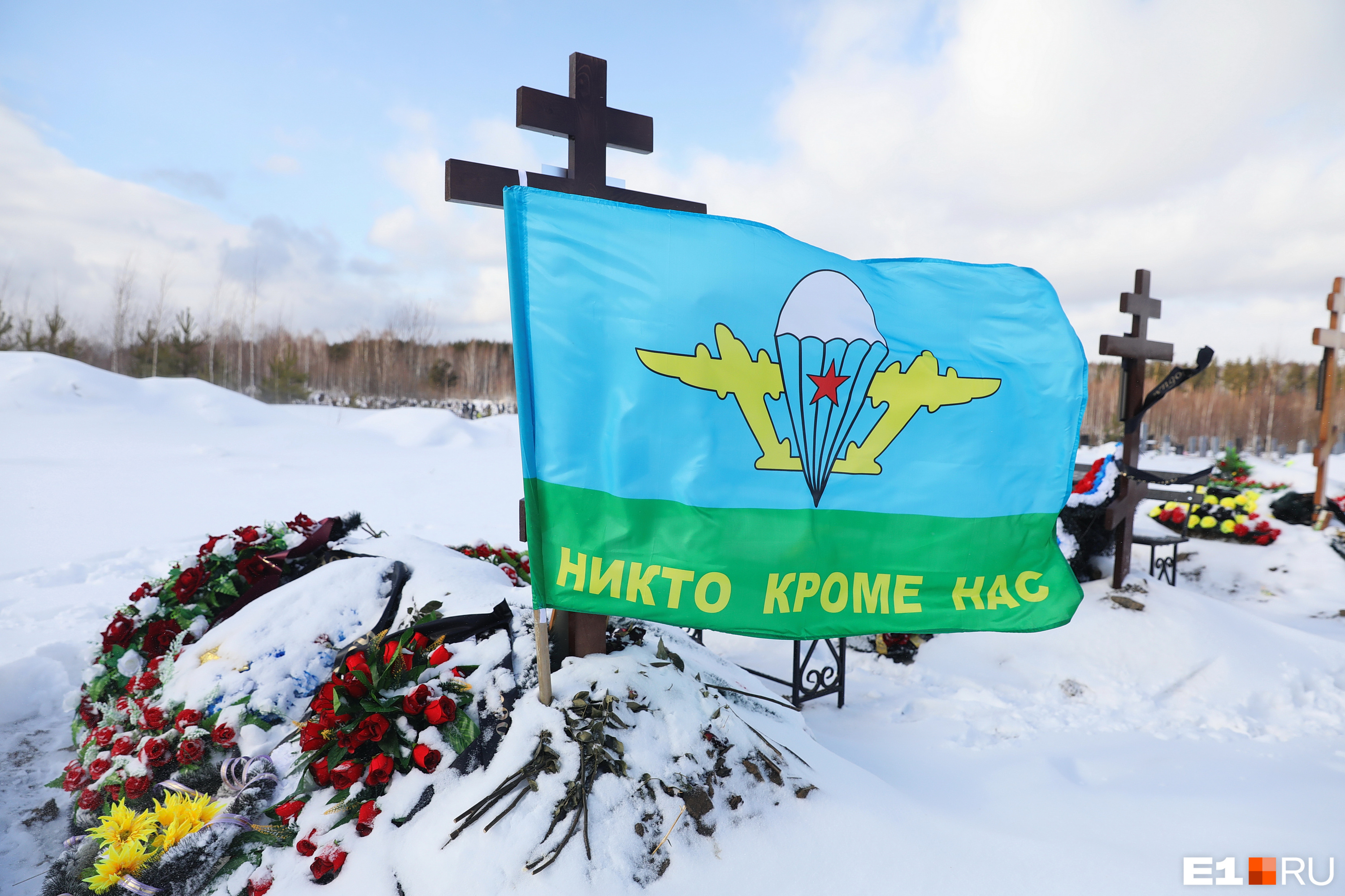 Флаг ВДВ на могиле десантника, похороненного в начале февраля. Это самое свежее захоронение в этом секторе