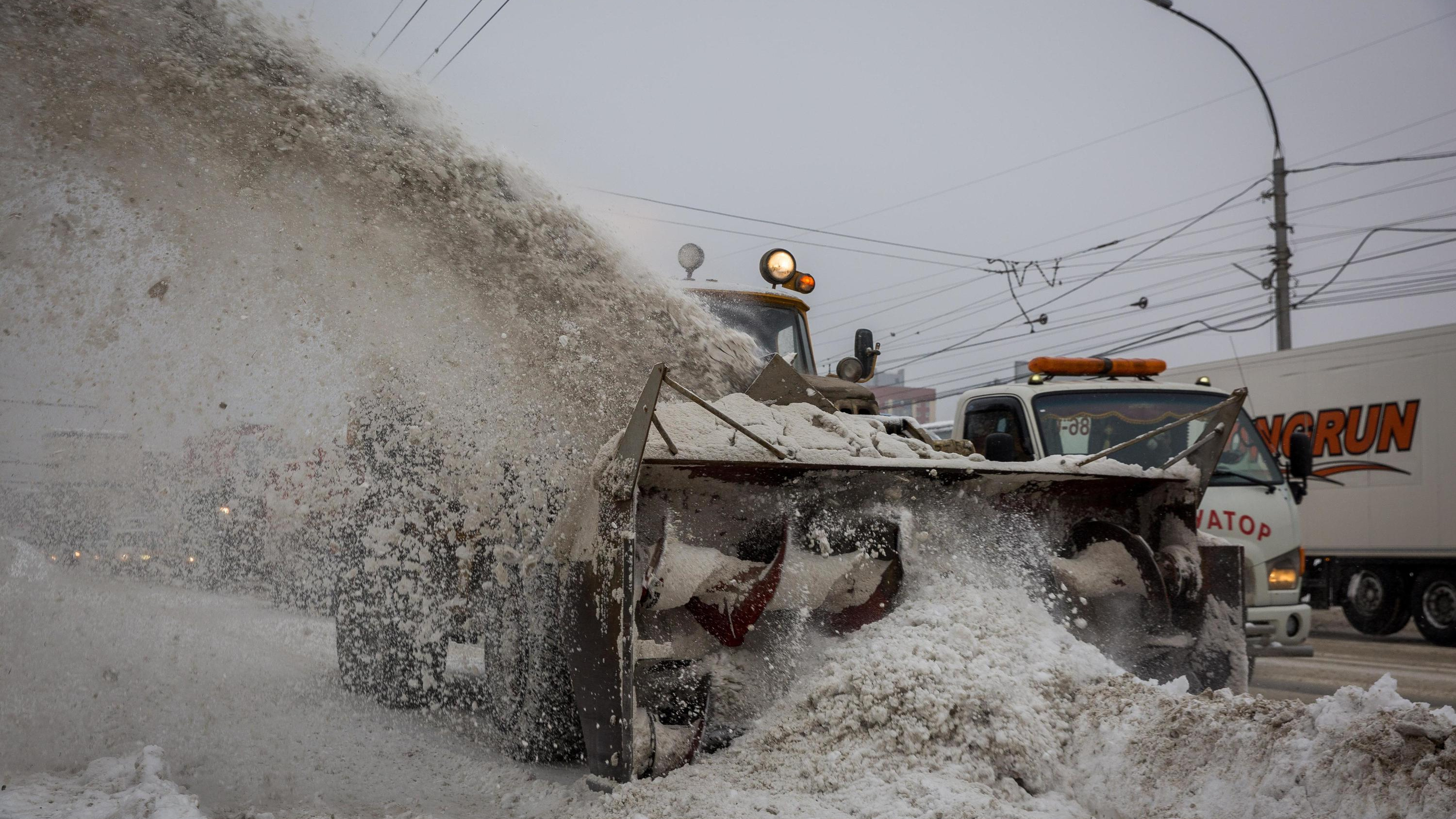 Женщина сбила ребенка, не увидев его из-за снежного вала: виноваты оказались нечищенные дороги Новосибирска