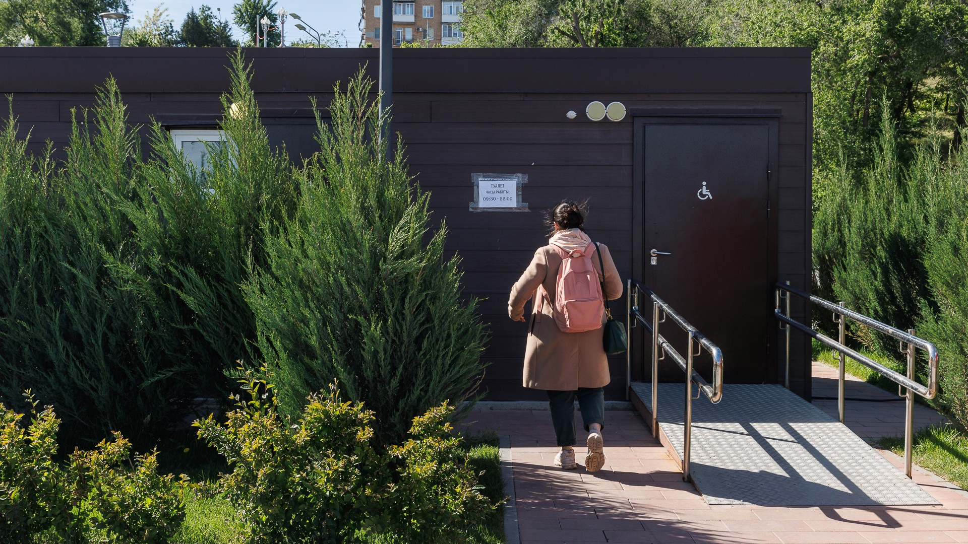 «Зайти можно, а выйти нет»: в центре Волгограда нашли туалет — ловушку для туристов
