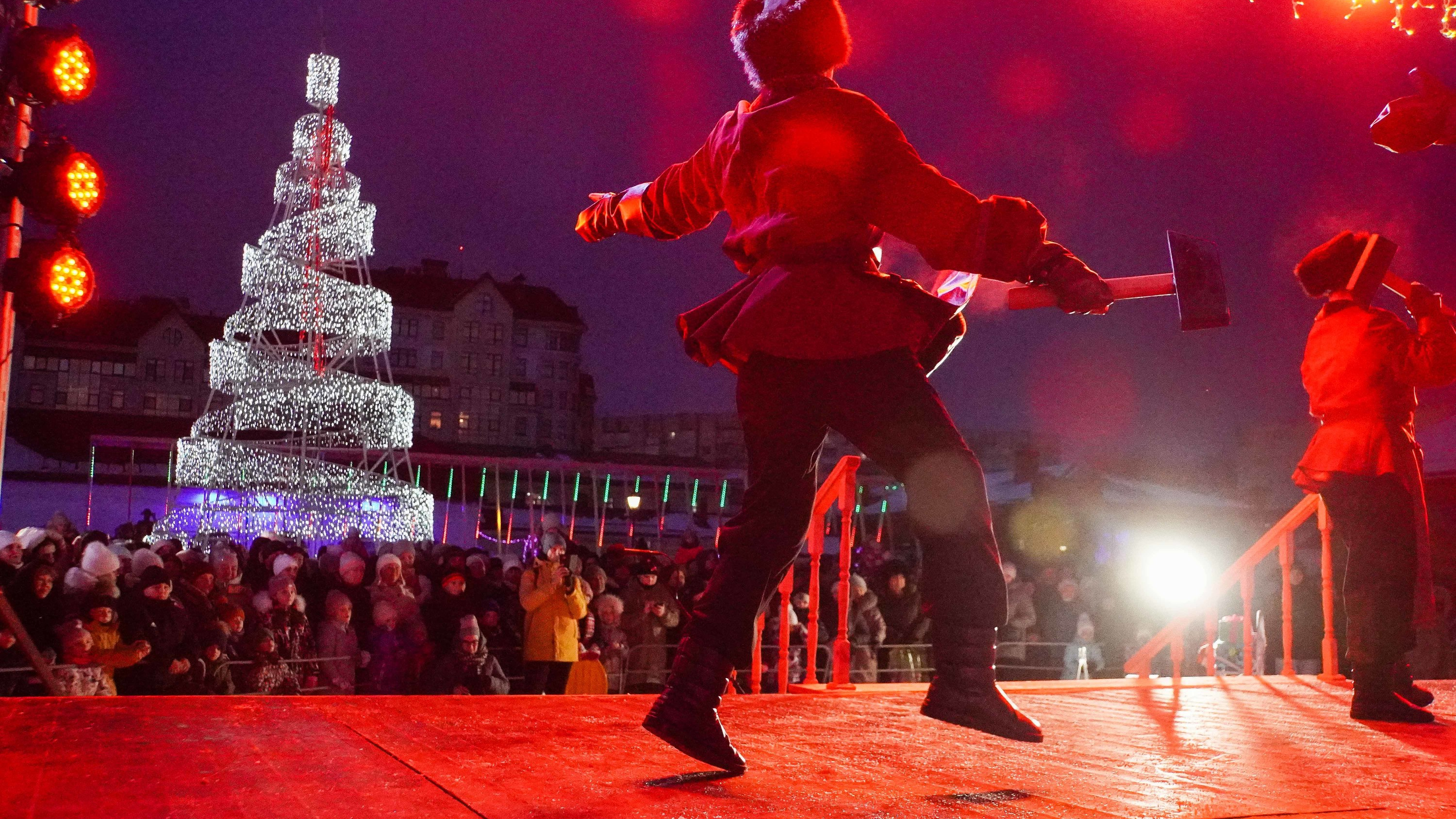 Дед Мороз, катания с горки и фейерверк: фоторепортаж с открытия главной городской елки