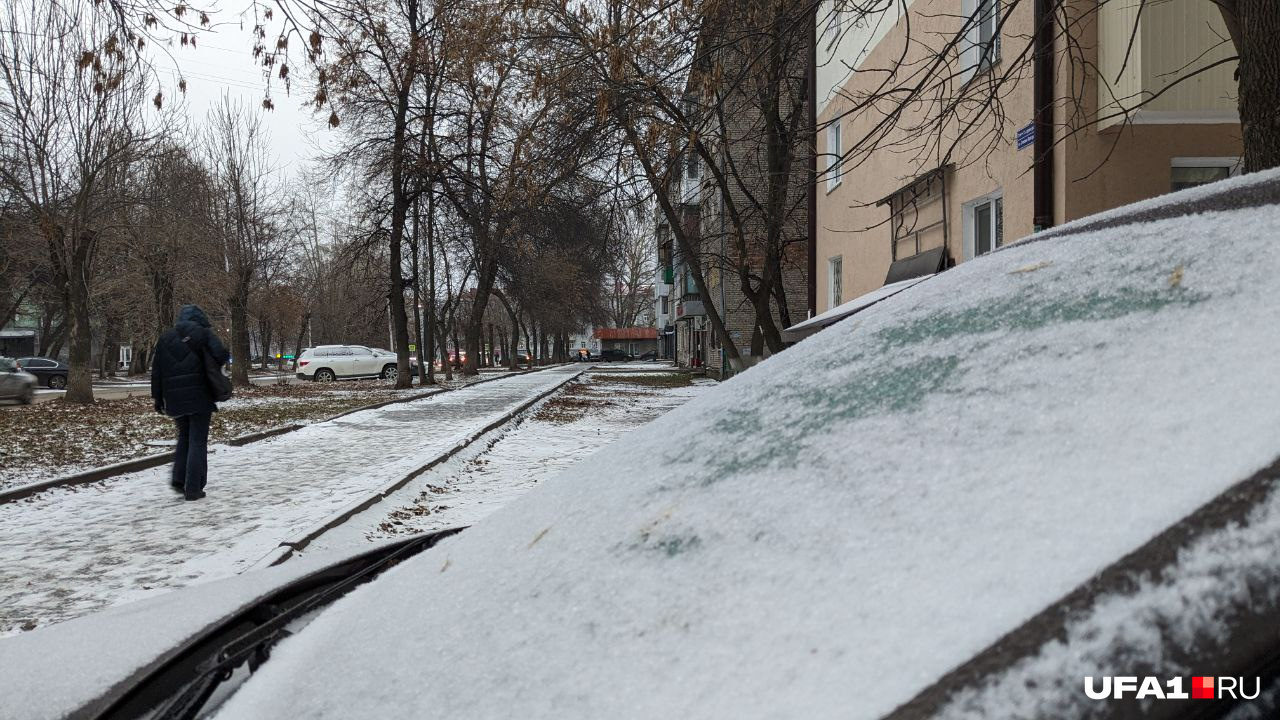 В такую погоду всё чаще приходится смотреть под ноги