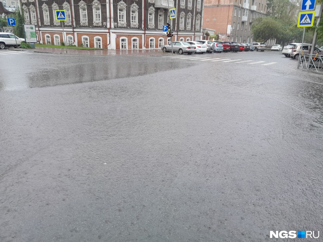 Правую сторону дороги полностью затопило Правую сторону дороги полностью затопило
