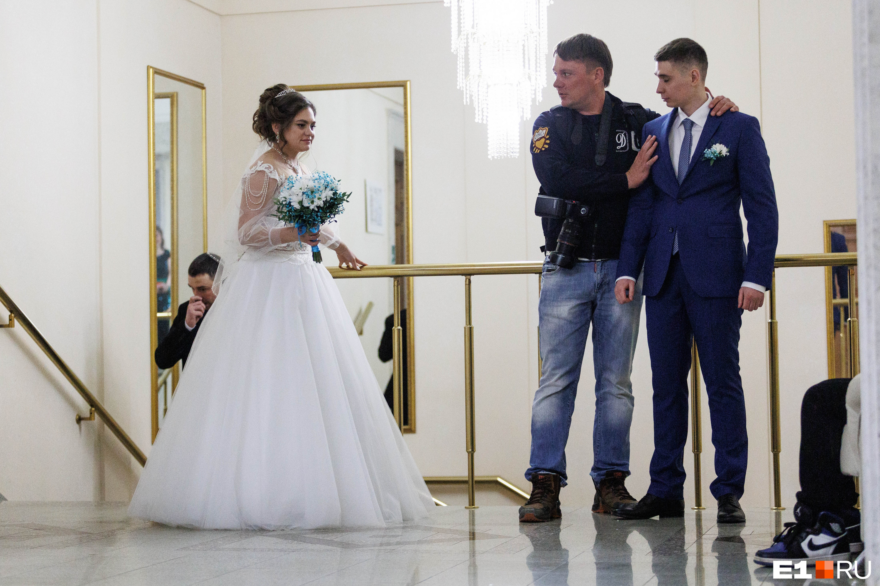 Свадебный фотограф и жениха невесте может подобрать, если надо