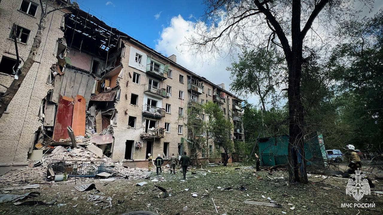 Из-под завалов в Луганске достали семерых, трое мертвы. МЧС показывает дыру вместо подъезда