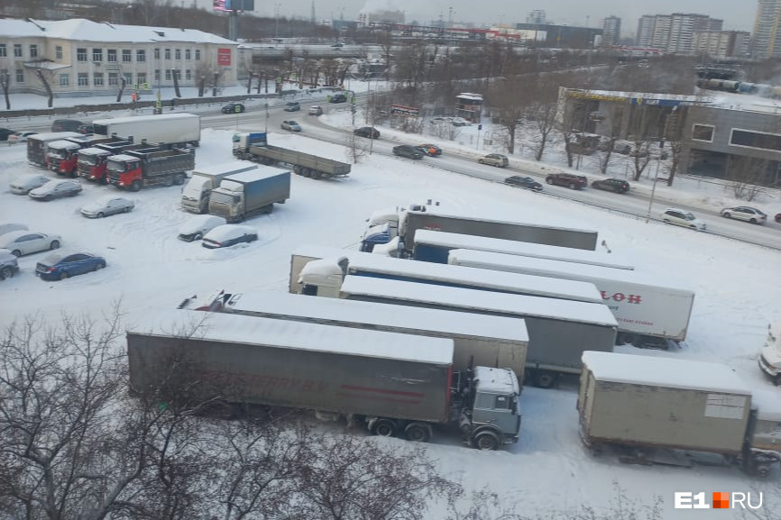 «Живем как на пороховой бочке»: жители Екатеринбурга объявили войну стоянке для дальнобойщиков