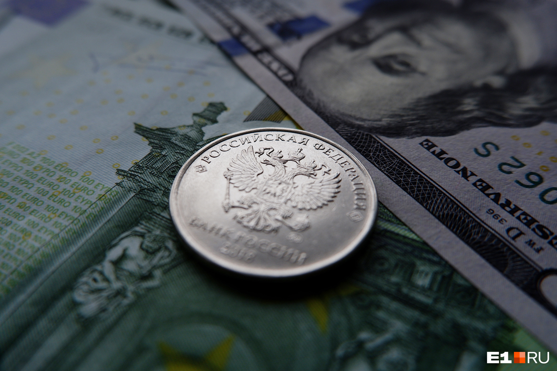 Ждать ли доллар по 100? Экономист из Екатеринбурга рассказал, каким будет курс в сезон отпусков