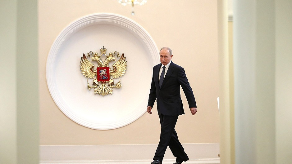 Сегодня Путин официально станет президентом и правительство уйдет в отставку. Что будет дальше