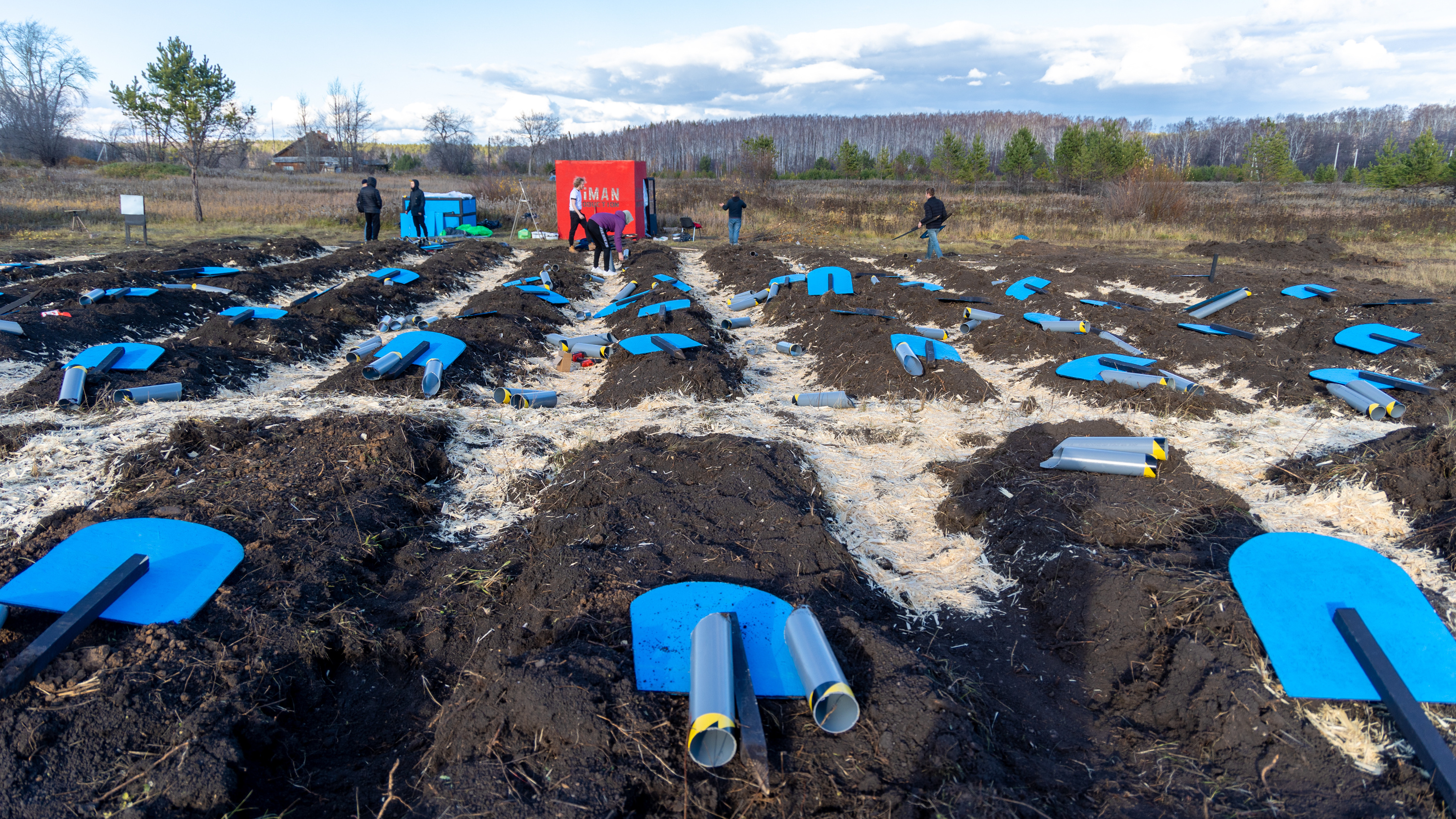 Новосибирец устроил кладбище для живых людей в Екатеринбурге. Подробности жутковатого проекта