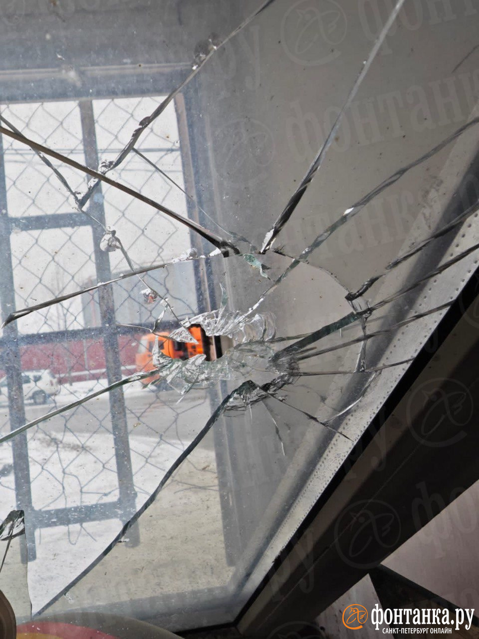 «Выбиты все окна». Соседи нефтебазы показали последствия падения беспилотника в Петербурге