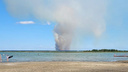 Огромный столб дыма встревожил отдыхающих на озере в Челябинской области