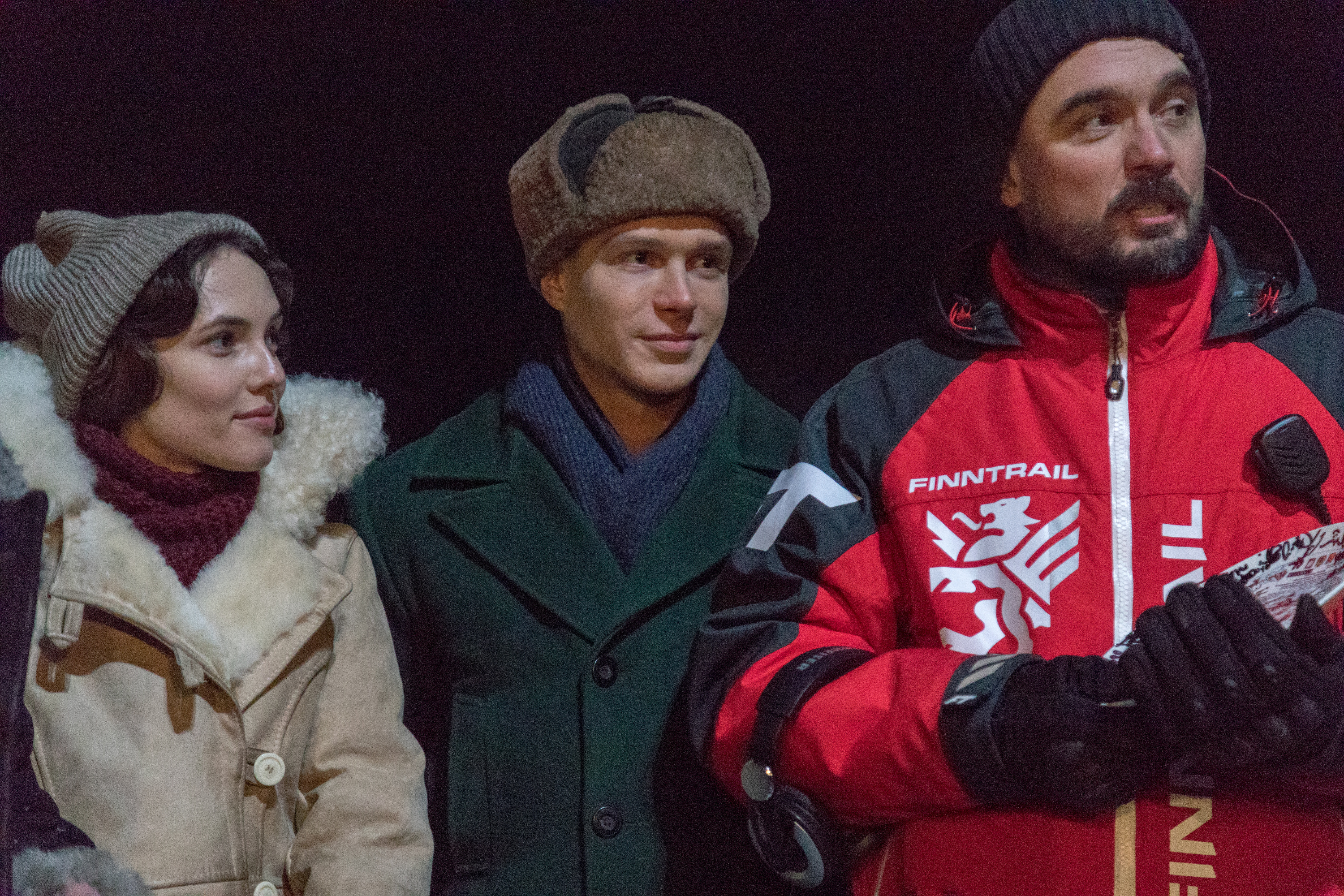 Актеры сериала с режиссером Степаном Коршуновым — он в красной куртке