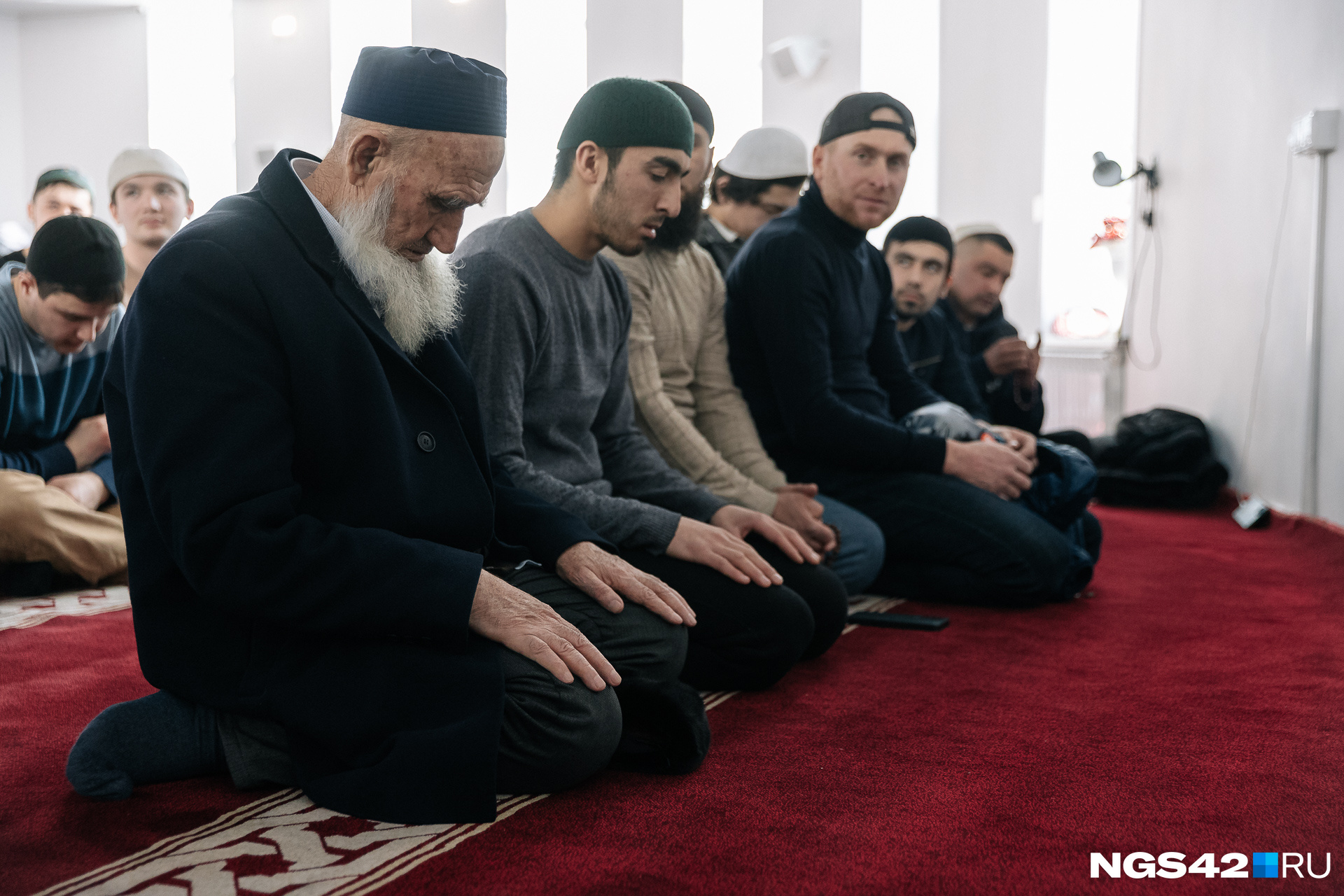 Какого числа ураза в дагестане. Фото мусульман. Мусульманин молится. Ураза-байрам 2023.