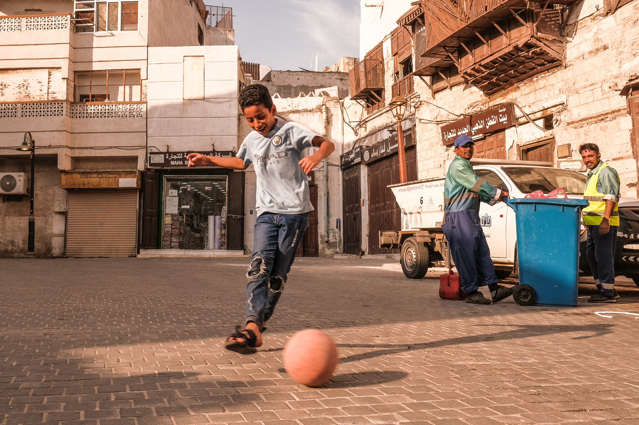 Мальчишки, как и в любой стране, гоняют на улице мяч