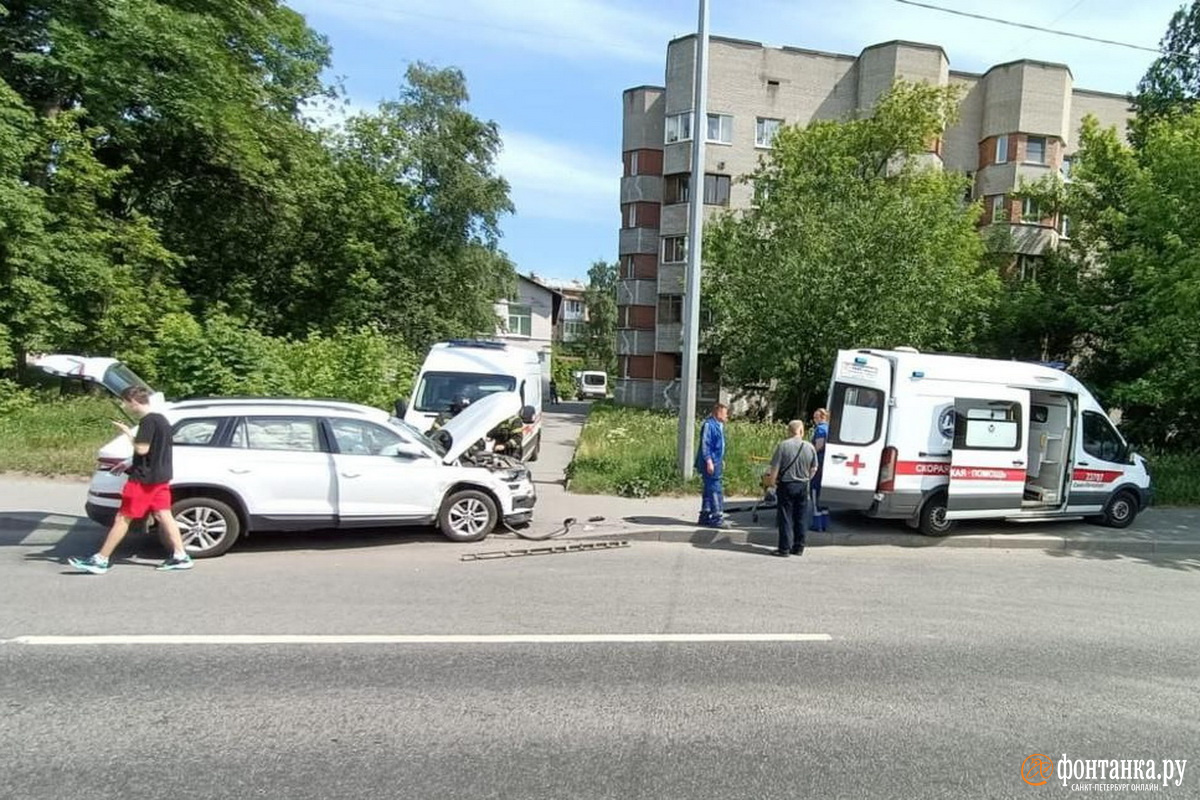 Молодой человек на Skoda влетел в карету скорой помощи на Волковском  проспекте - 6 июня 2024 - ФОНТАНКА.ру