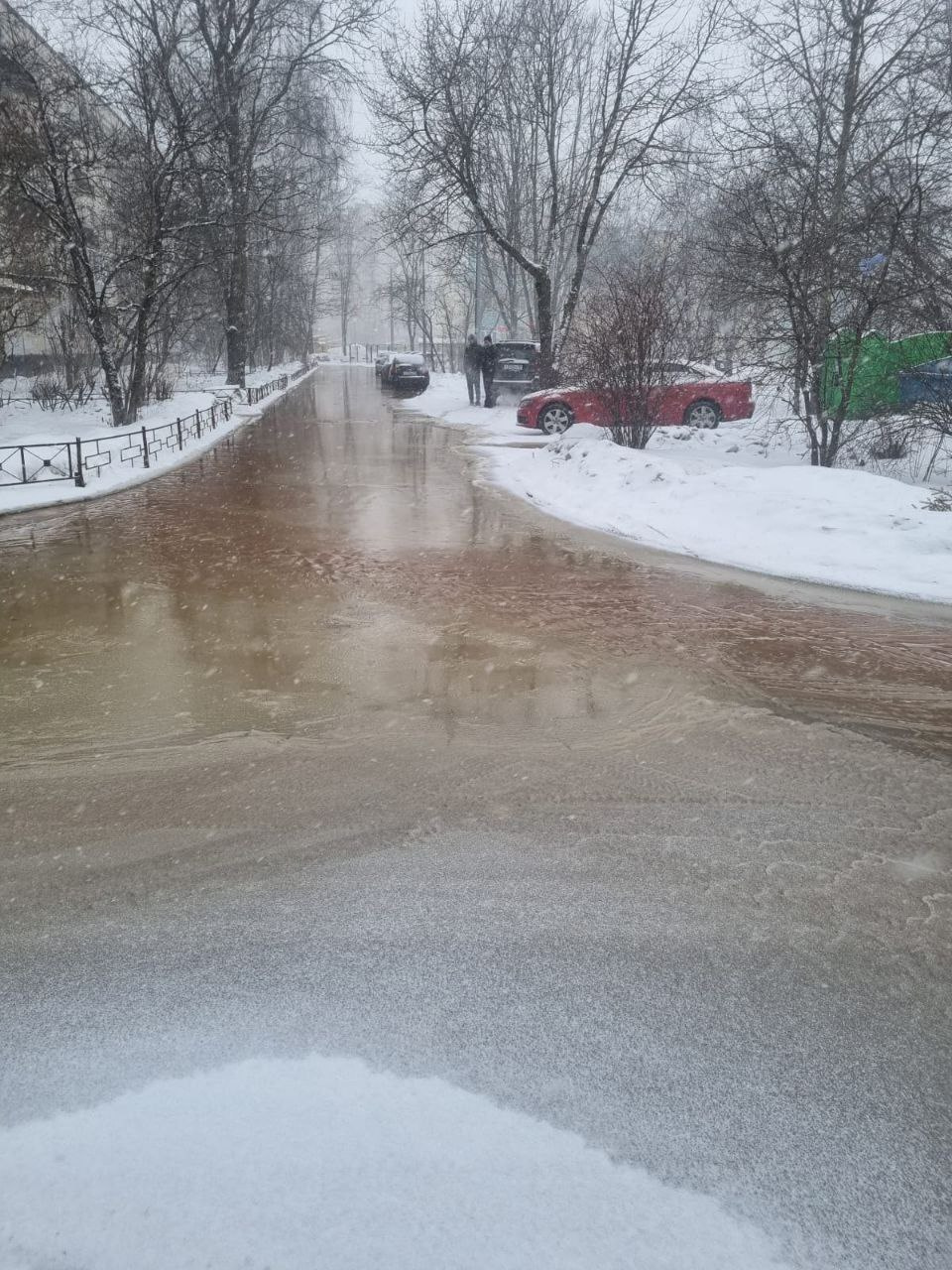 Видео: трубу с холодной водой пробили во время работ на улице Летчика  Пилютова в Петербурге - 14 февраля 2024 - ФОНТАНКА.ру