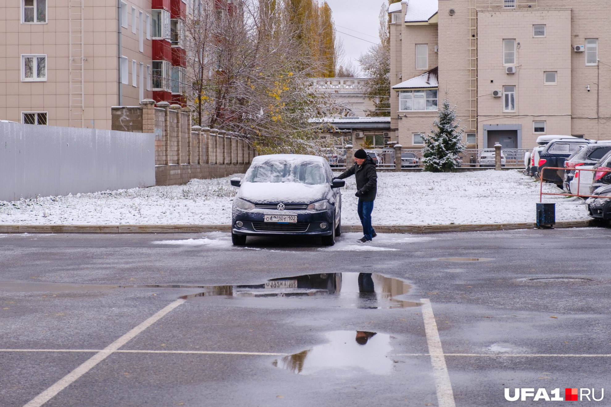 Хотя машины успело немного замести