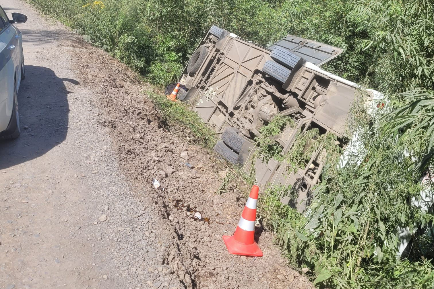 По дороге на Ману перевернулся автобус с туристами, пострадали 10 человек, в том числе дети