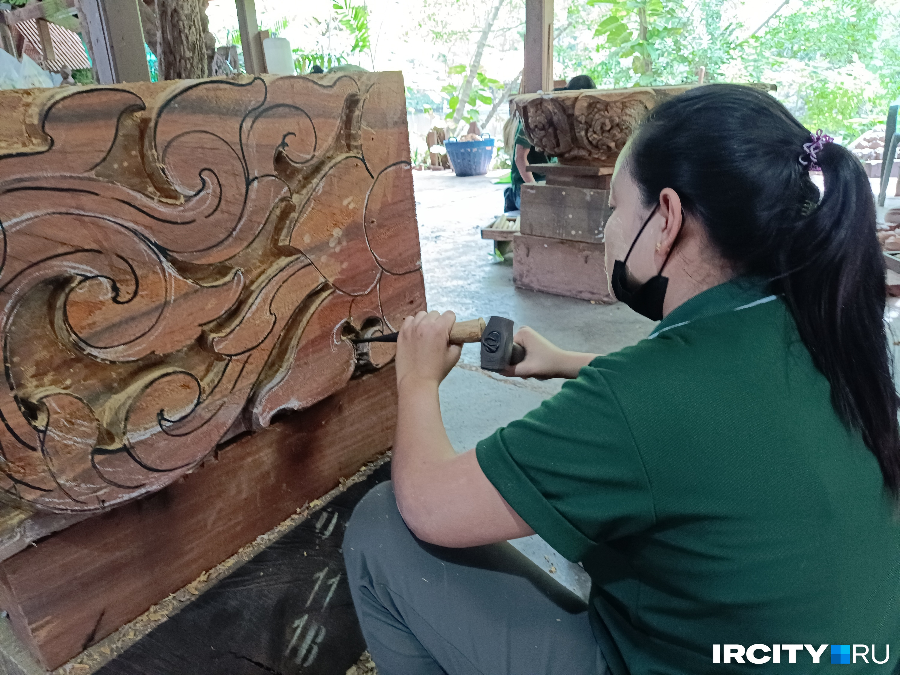 Тайские мастера не перестают трудиться над элементами храма никогда