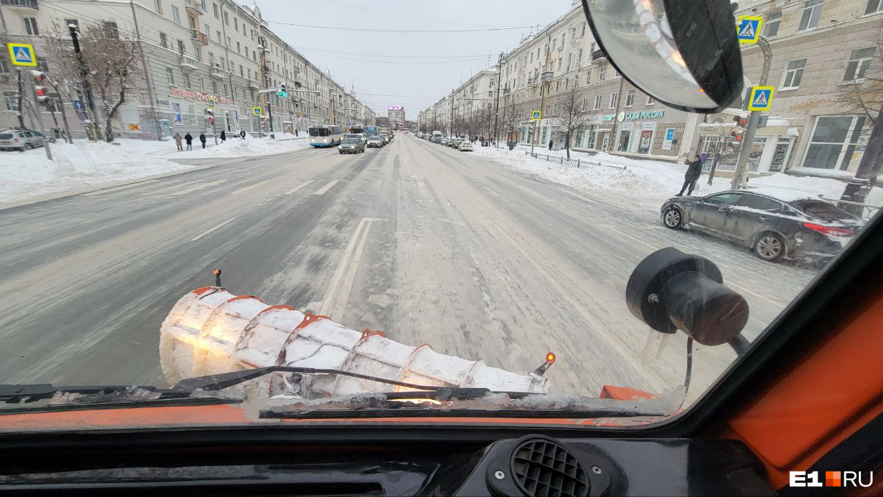Екатеринбург второй день стоит в пробках из-за адского снегопада: транспортный коллапс в режиме онлайн