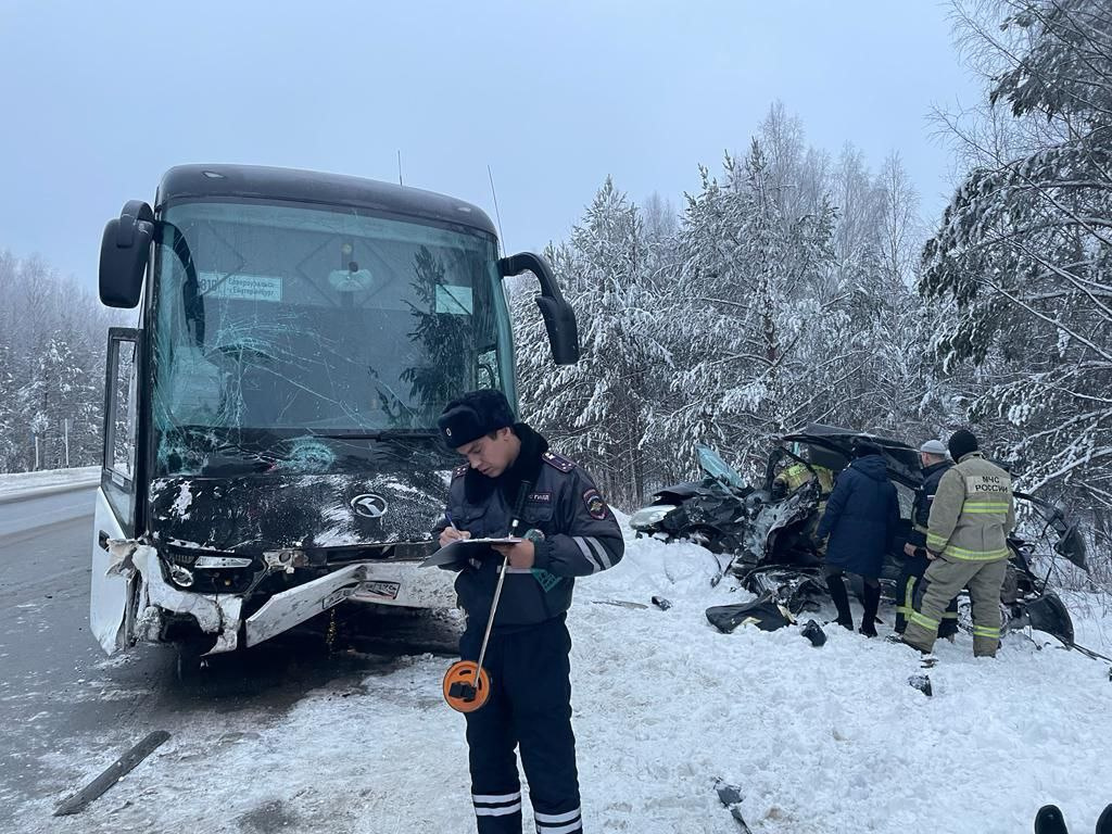 На Серовском тракте легковушка влетела в автобус. Погибли четыре человека, в том числе ребенок