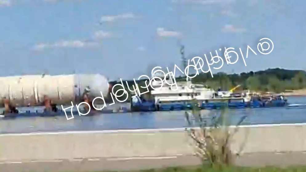 В Волгограде сняли на видео плывущую по Волге огромную колонну для нефтезавода
