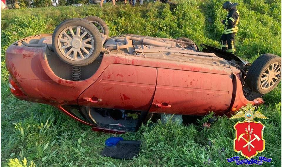 Один человек погиб. Дети и взрослые пострадали в ДТП с перевертышем в Кузбассе