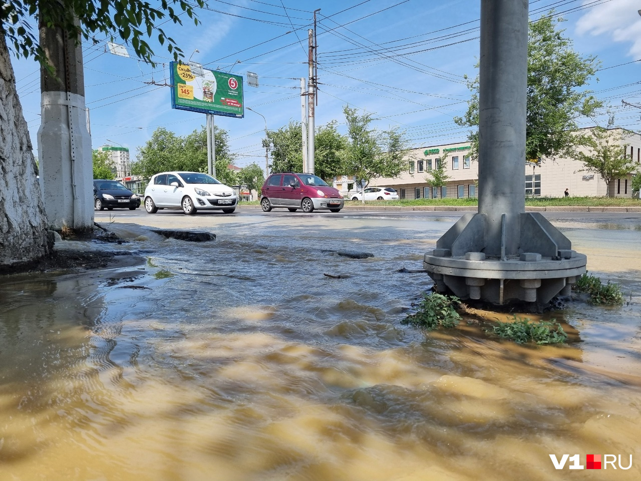 Дзержинский нет воды сегодня. Прорыв трубы в Волгограде. Прорыв воды. Волгоград затопило центральную улицу. Поток Дзержинск.