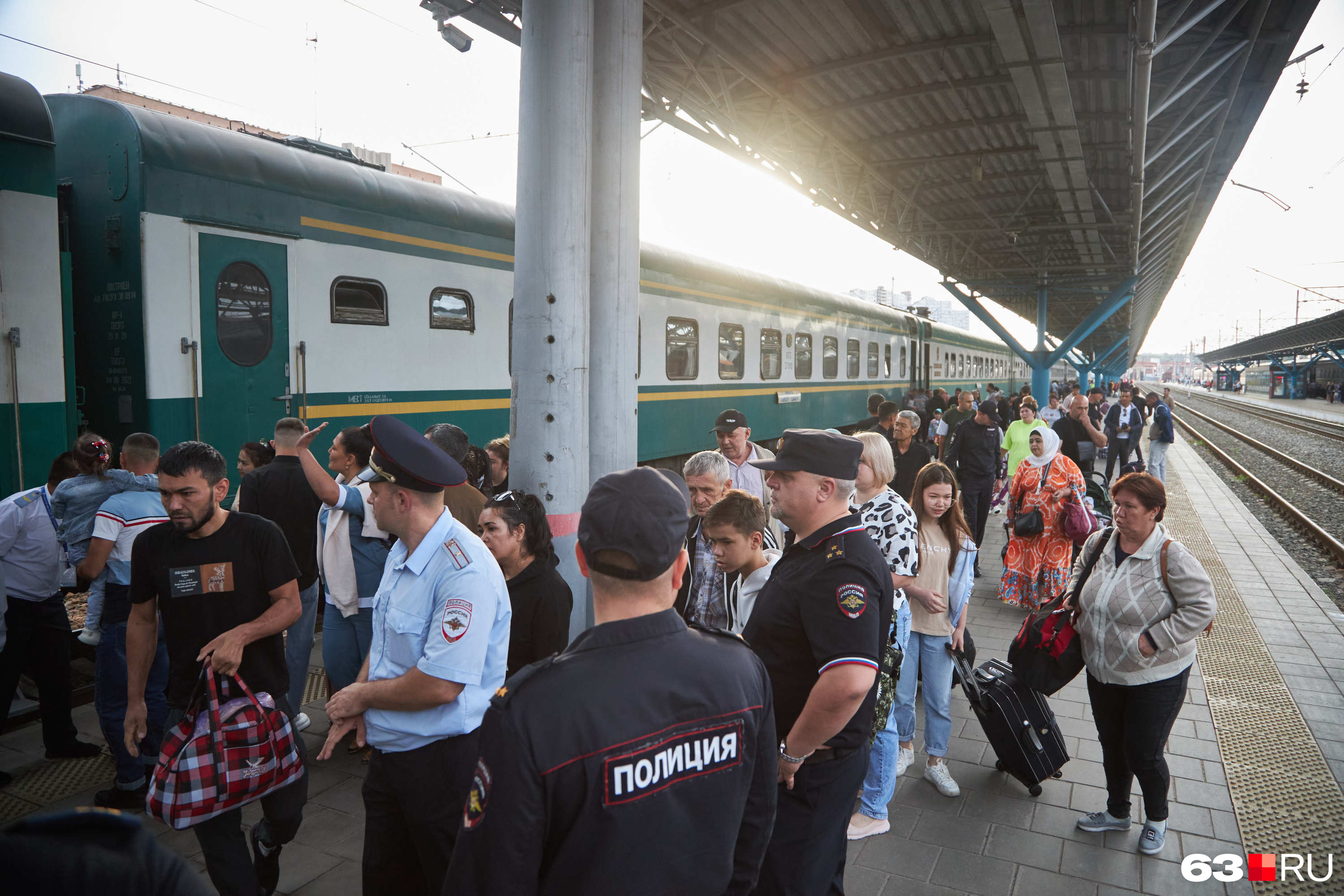 Из каких стран приезжают мигранты в россию. Мигранты приехали вокзал. Великий приезд мигрантов.